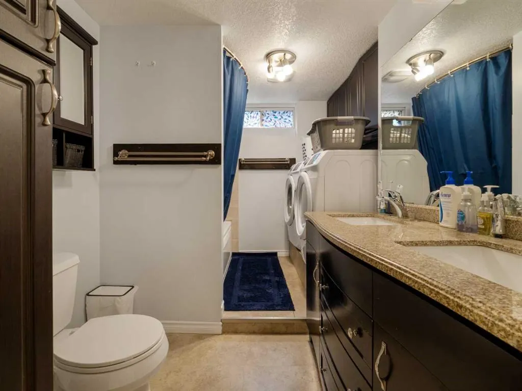6 Cayuga Crescent W