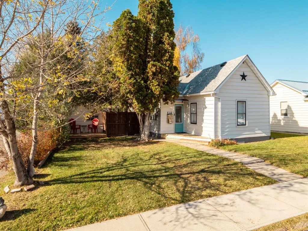 1306 9 Street N