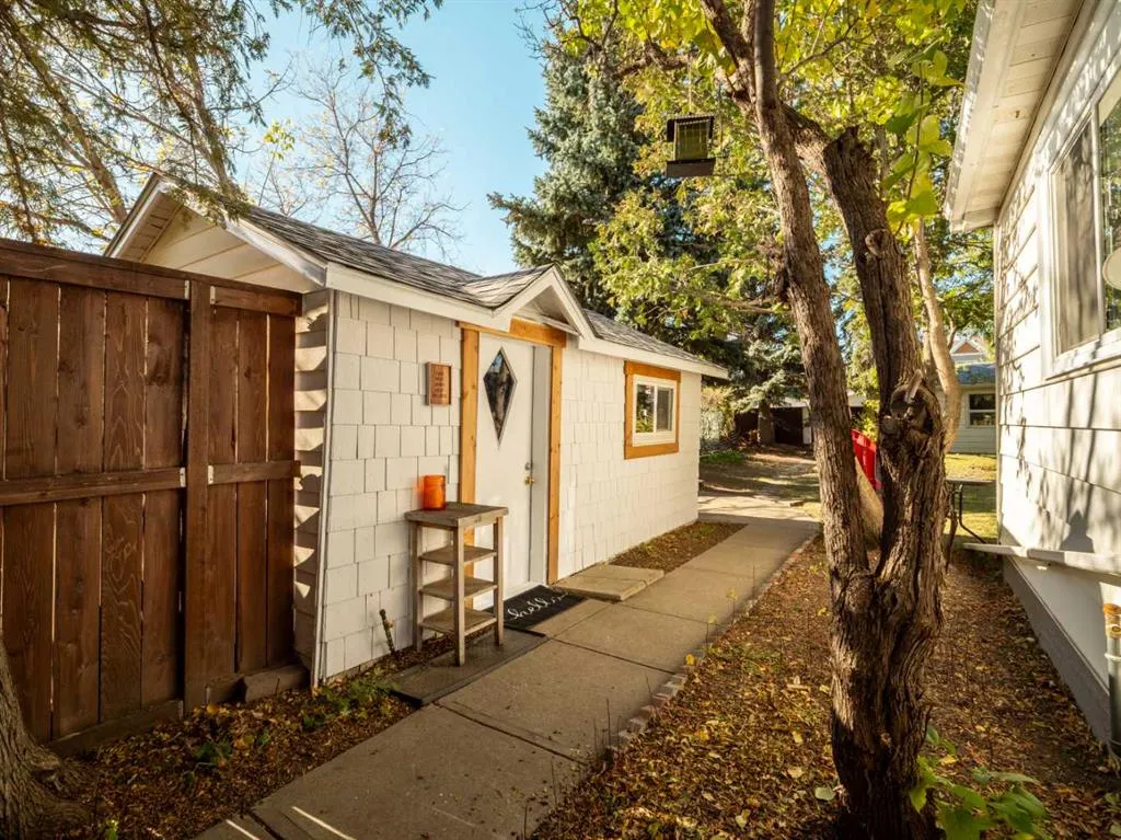 1306 9 Street N