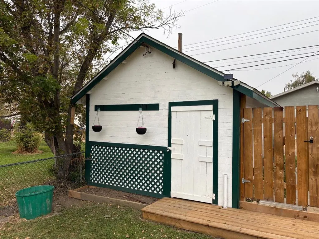 106 4 Avenue E