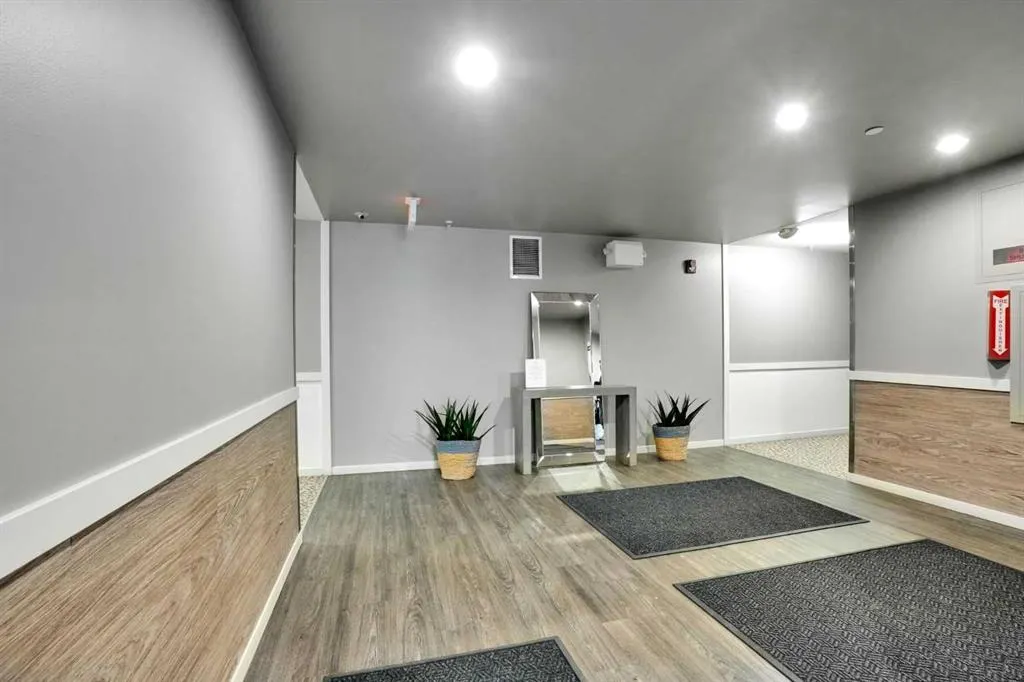 181 Skyview Ranch Manor NE #1204