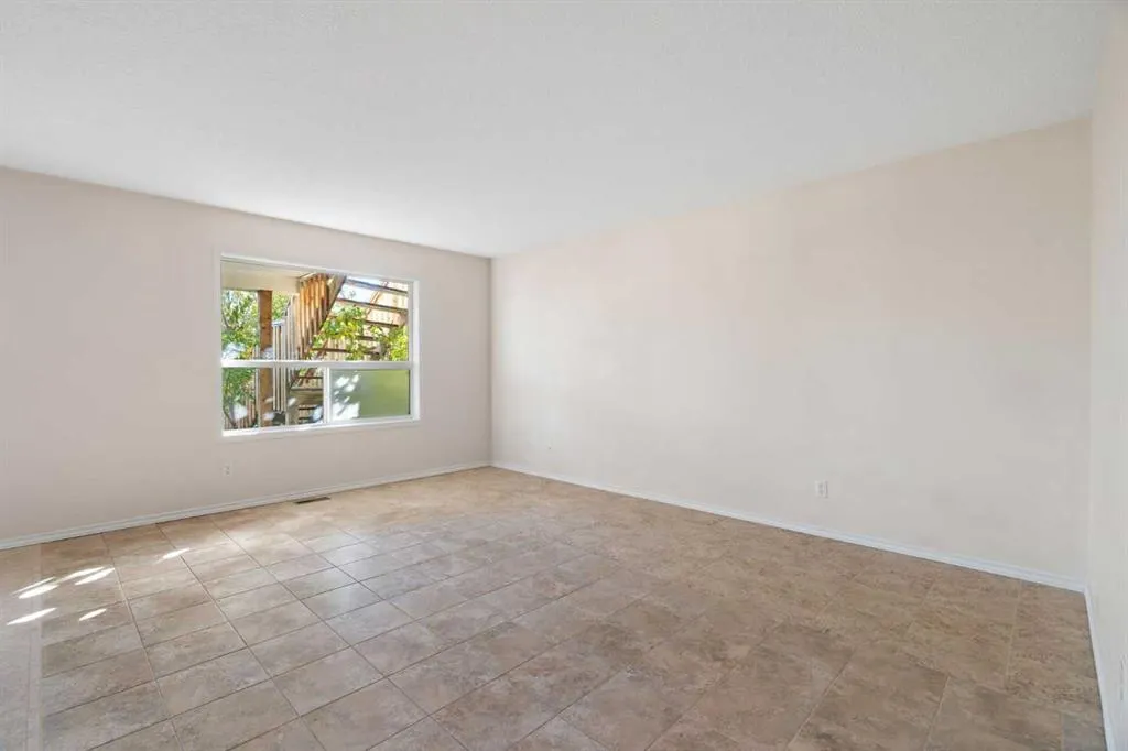87 Citadel Meadow Grove NW