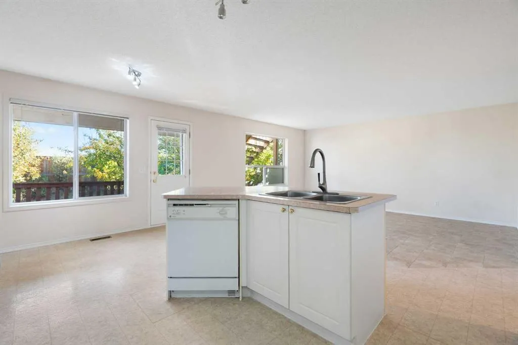 87 Citadel Meadow Grove NW