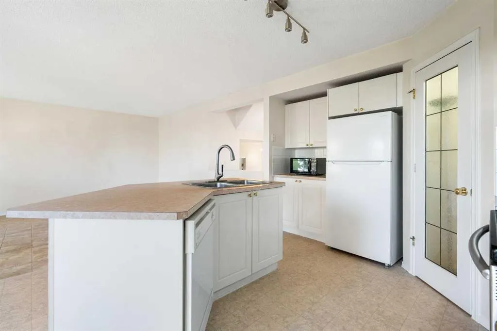 87 Citadel Meadow Grove NW