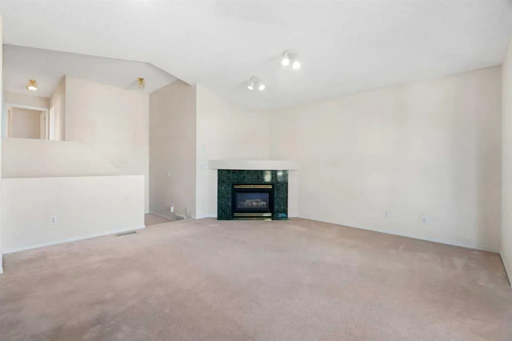 87 Citadel Meadow Grove NW