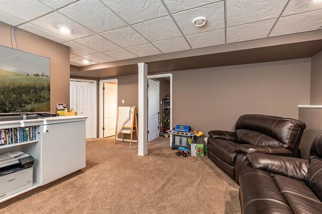 22 Hamilton Court NE