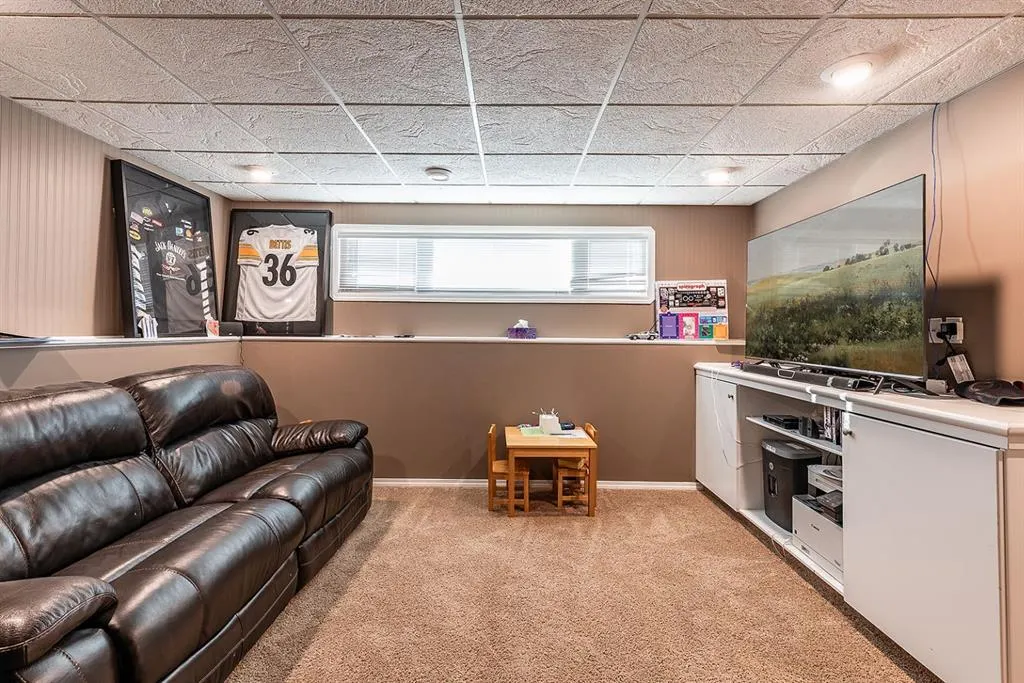 22 Hamilton Court NE