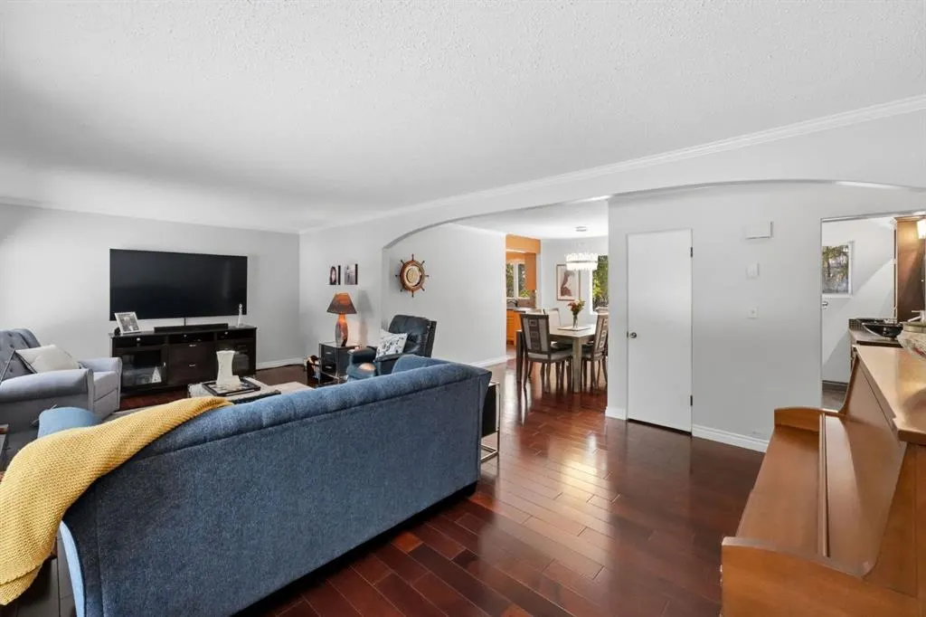6 College Park Close