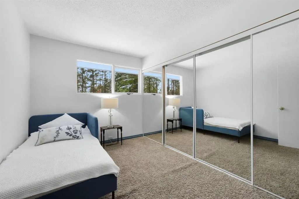 6 College Park Close