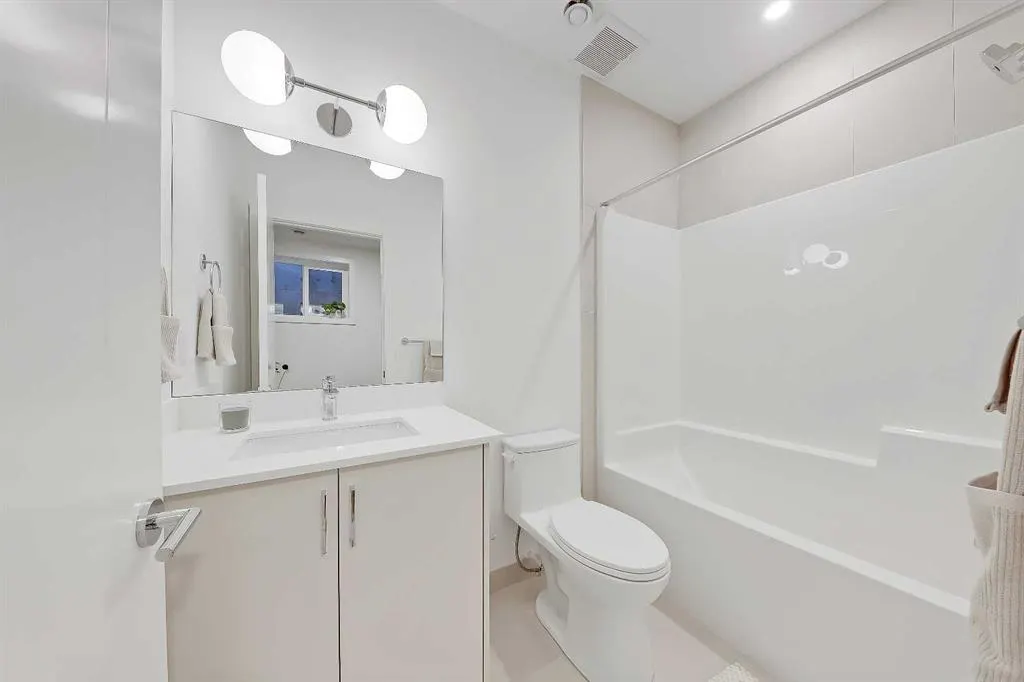 828 8 Avenue NE #4