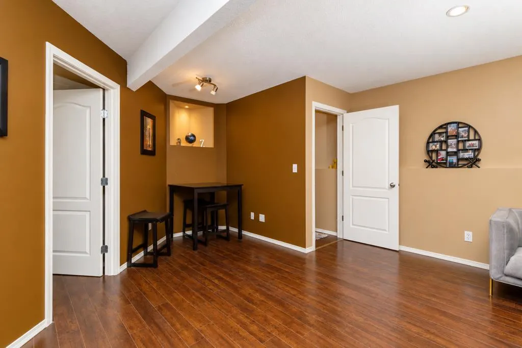 8 Daines Avenue