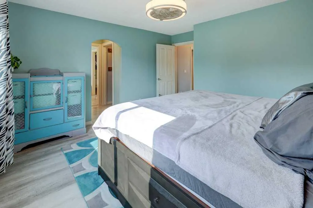 242 Crystal Green Point