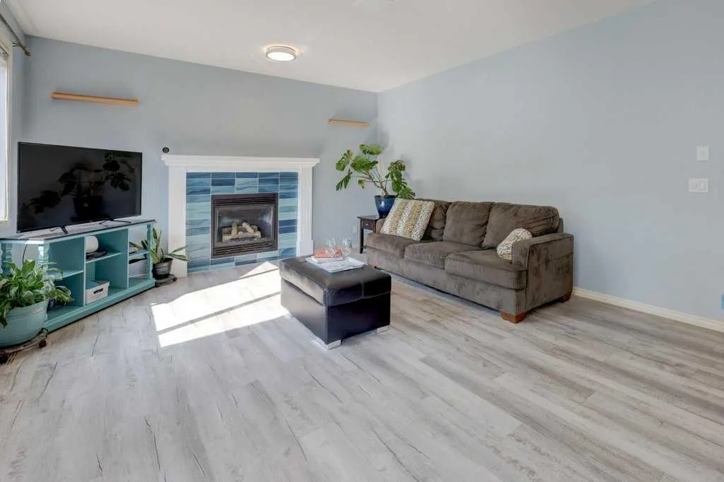 242 Crystal Green Point