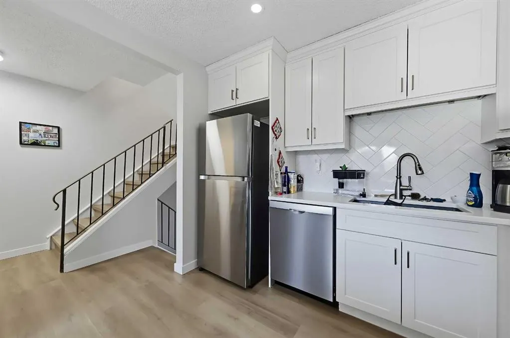 302 Woodvale Crescent SW