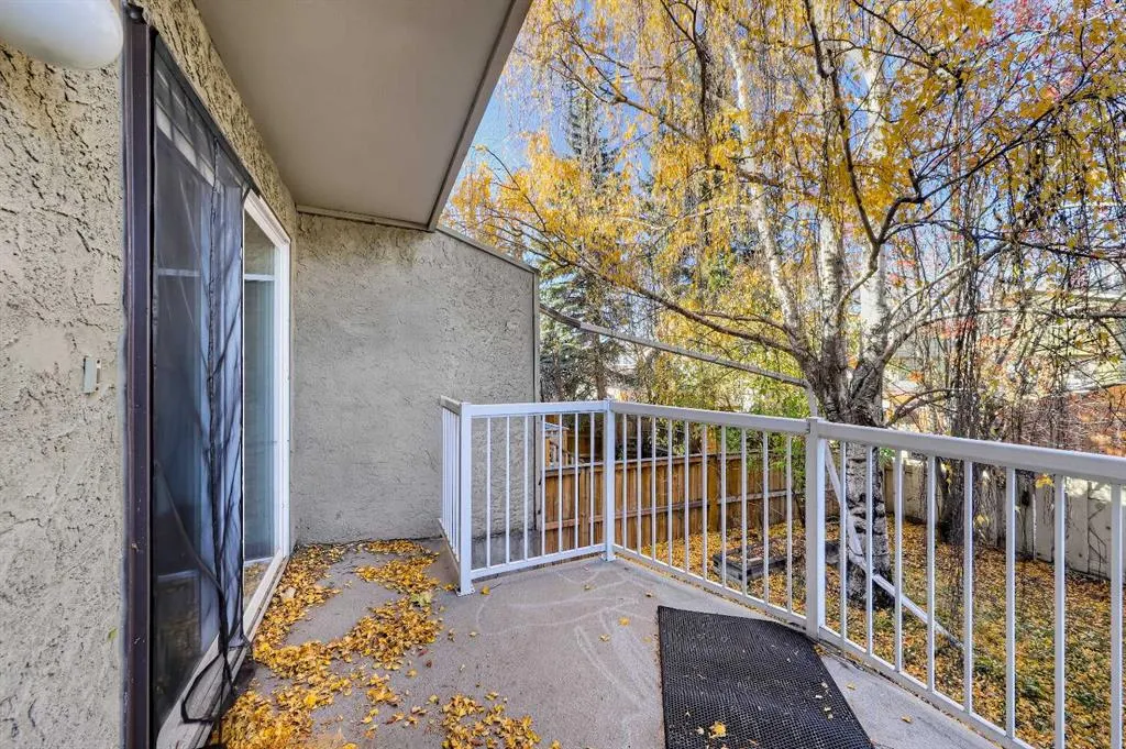 302 Woodvale Crescent SW