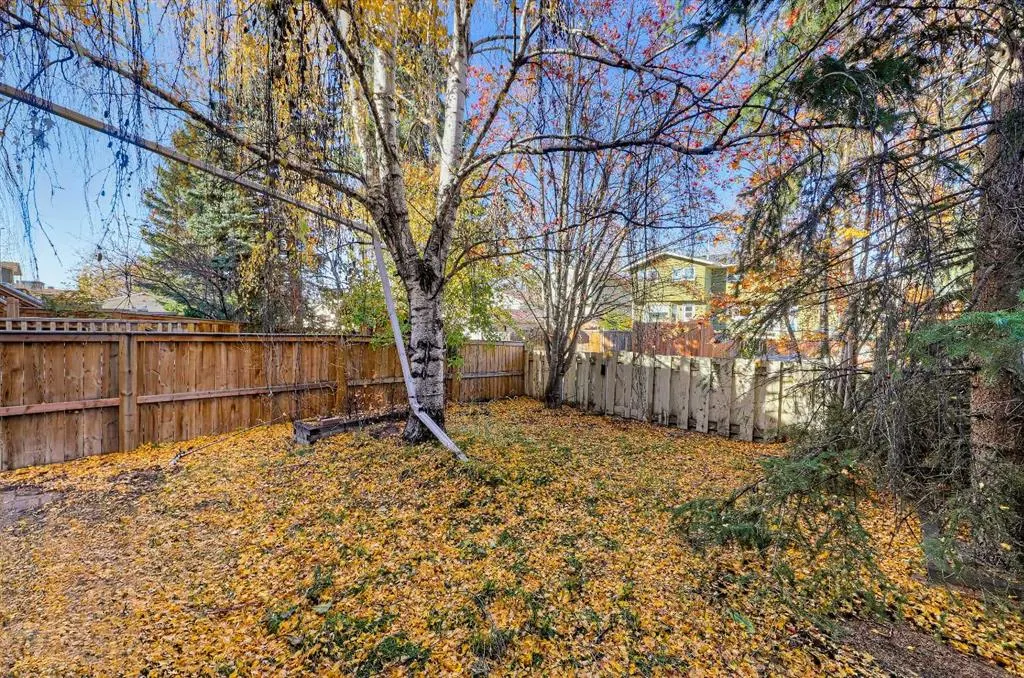302 Woodvale Crescent SW