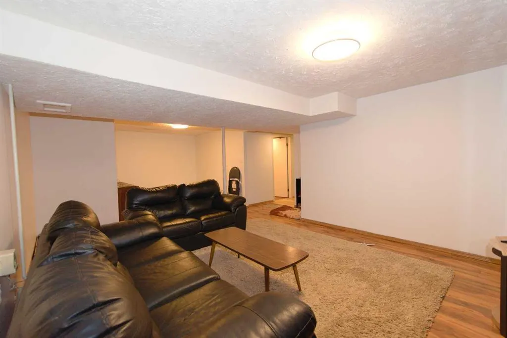 96 Simpson Crescent SE
