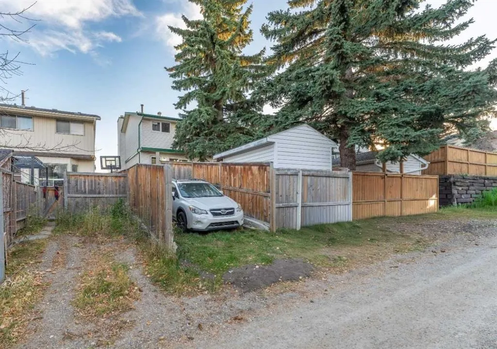 77 Strathcona Crescent SW