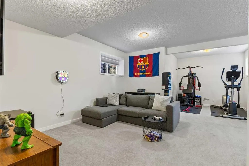 36 Cougar Ridge Manor SW