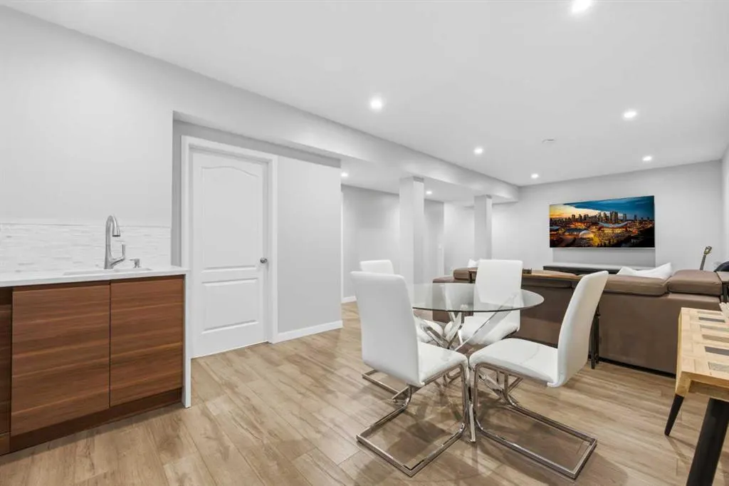121 Springmere Grove