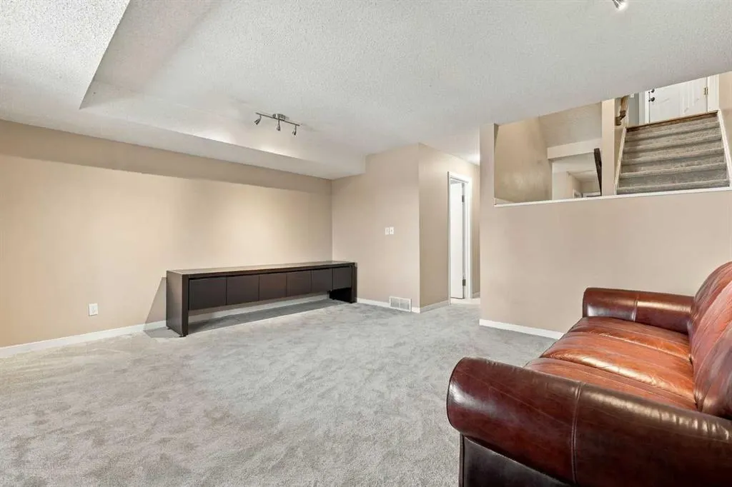 1924 29 Avenue SW