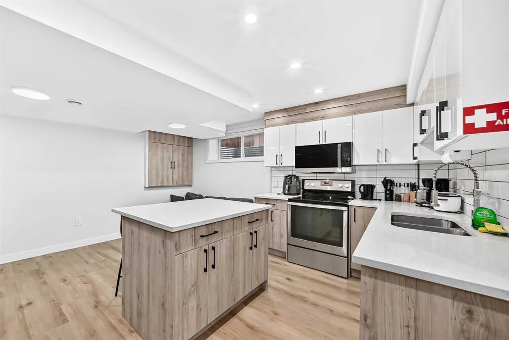 200 Panora Close NW