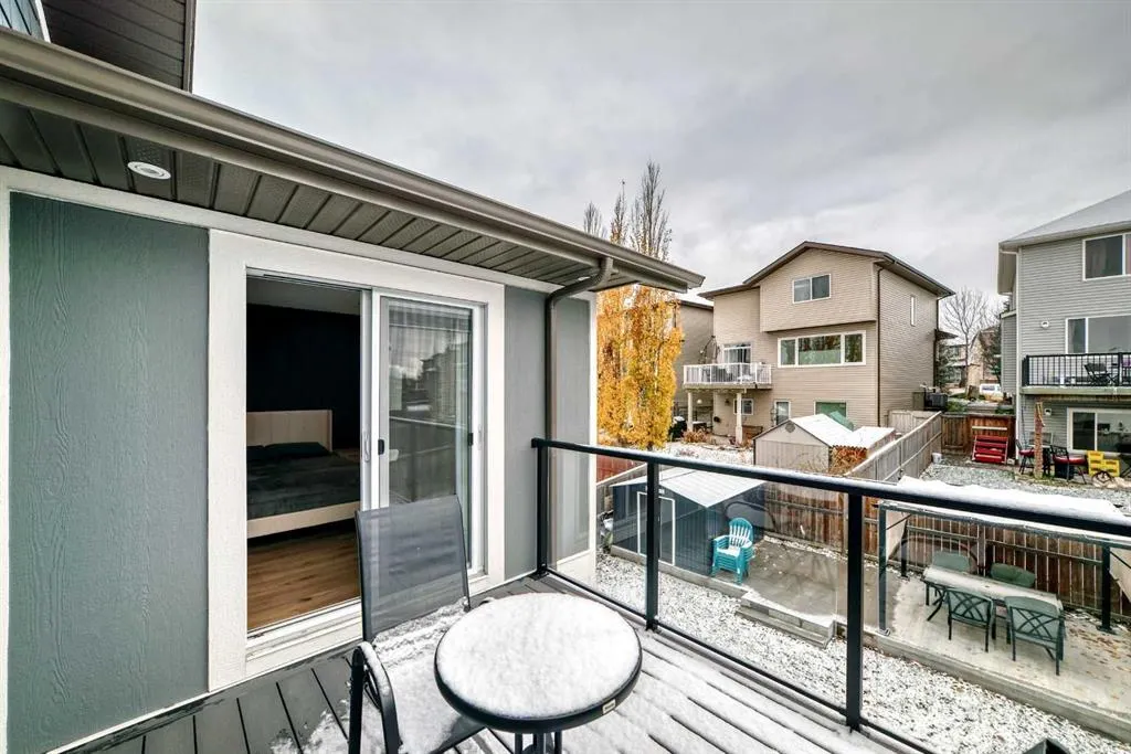 200 Panora Close NW