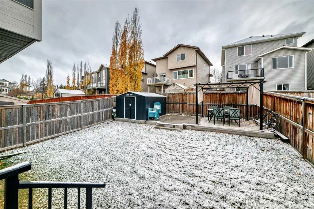 200 Panora Close NW