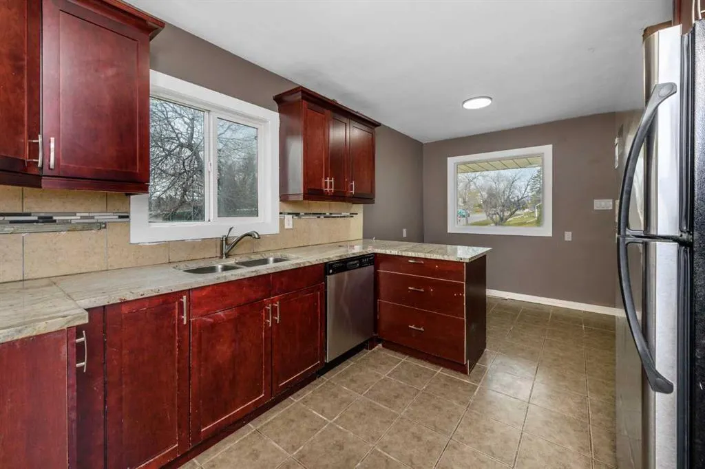 4 Cheyenne Crescent NW