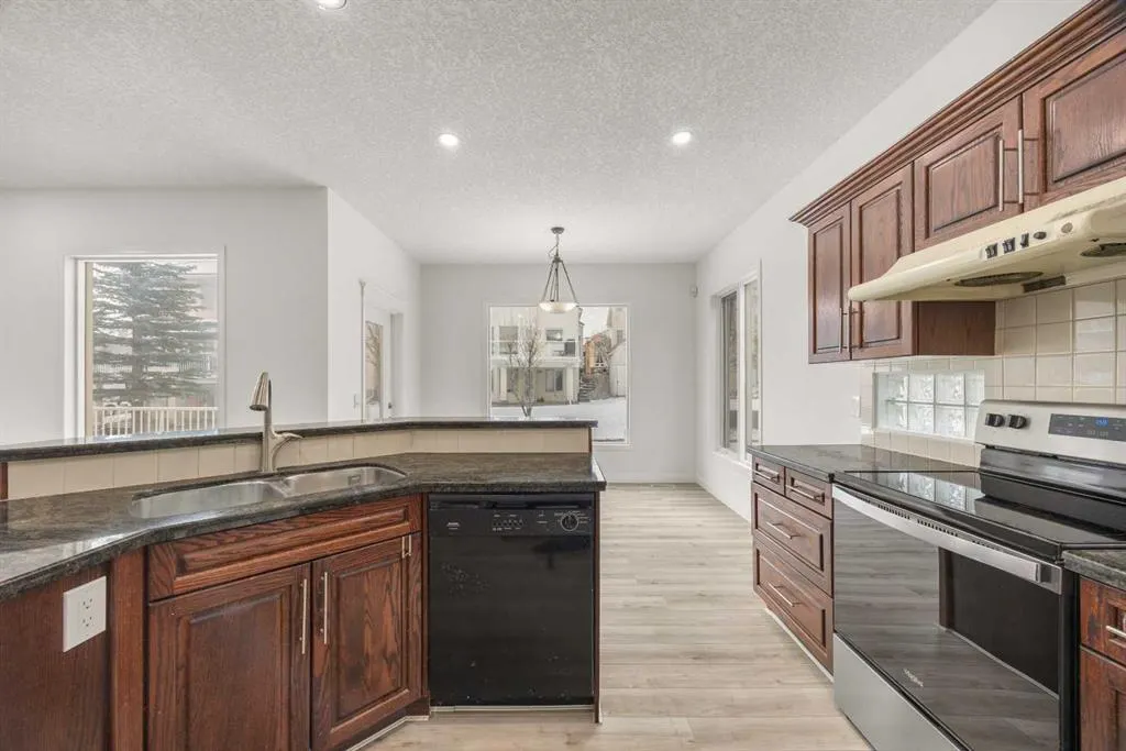 78 Hamptons Circle NW