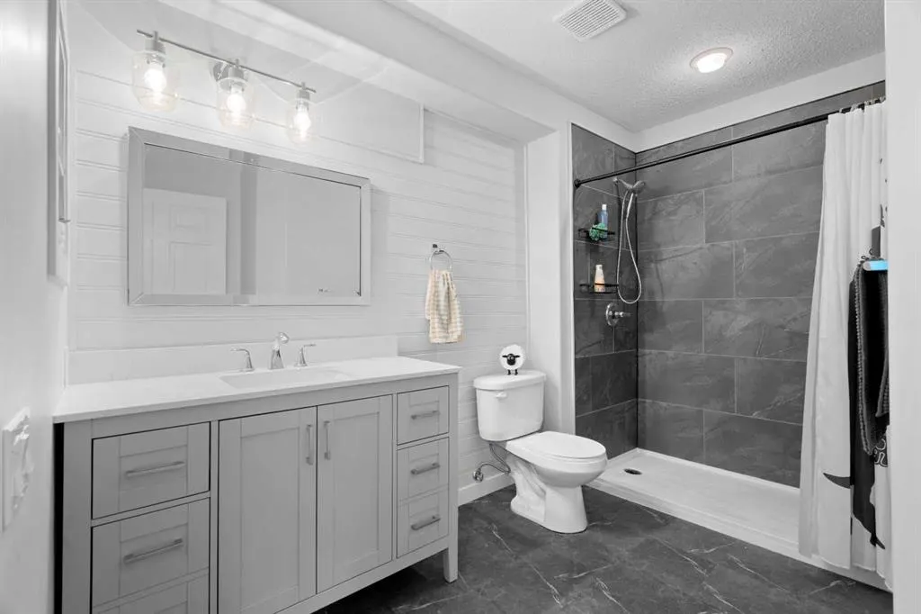 411 Lineham Acres Bay NW