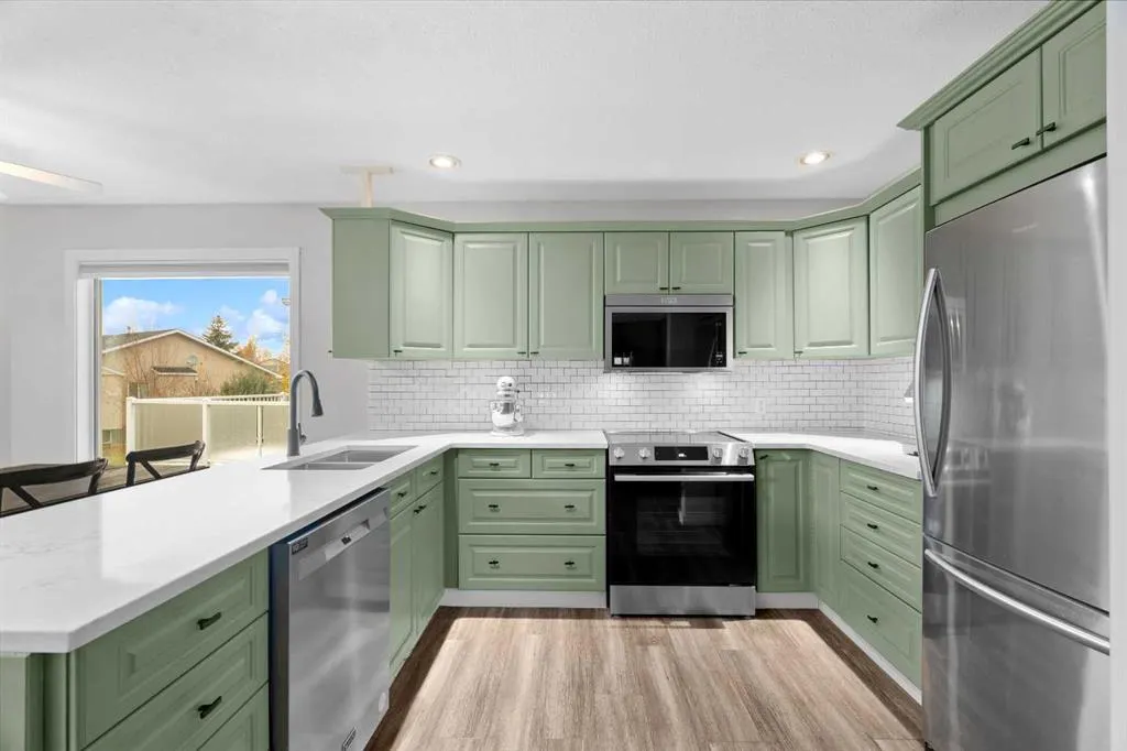 411 Lineham Acres Bay NW