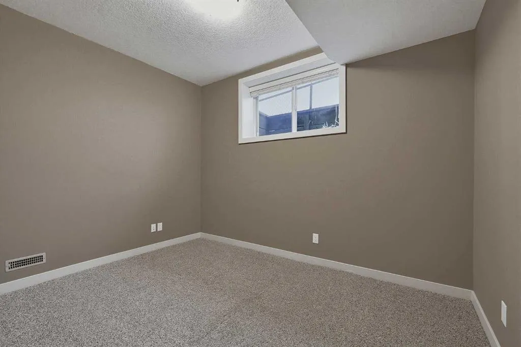 36 Evergreen Square SW