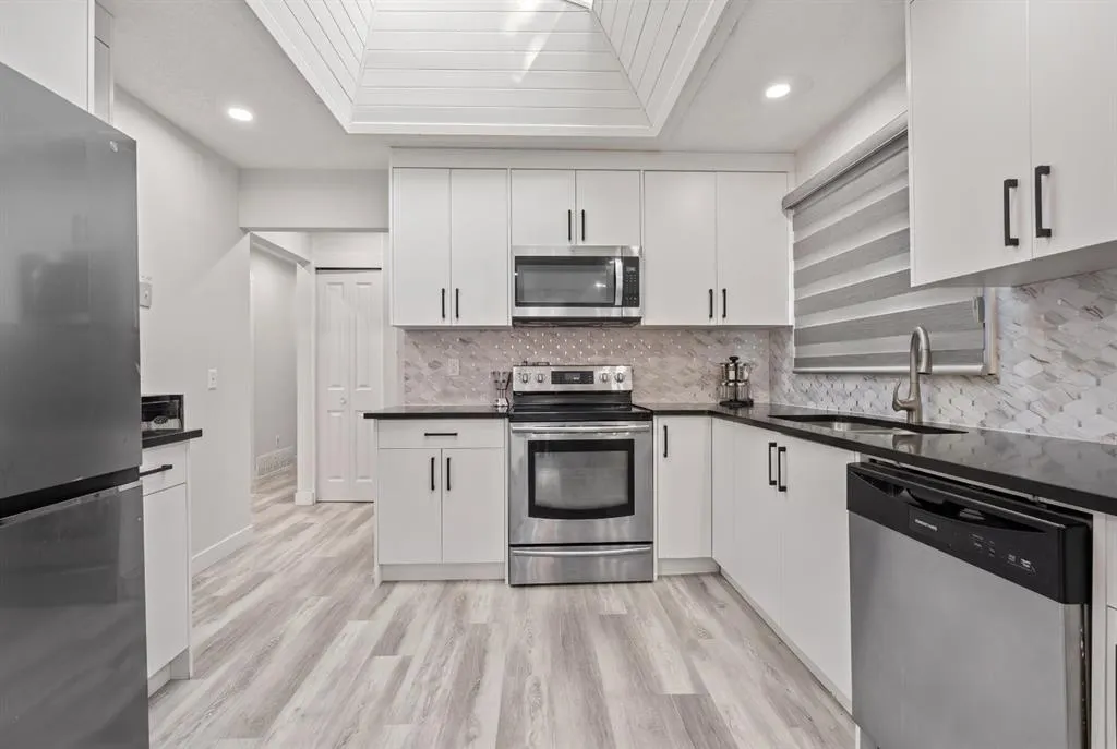 259 Manora Crescent NE