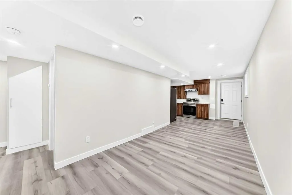 127 Whitworth Way NE