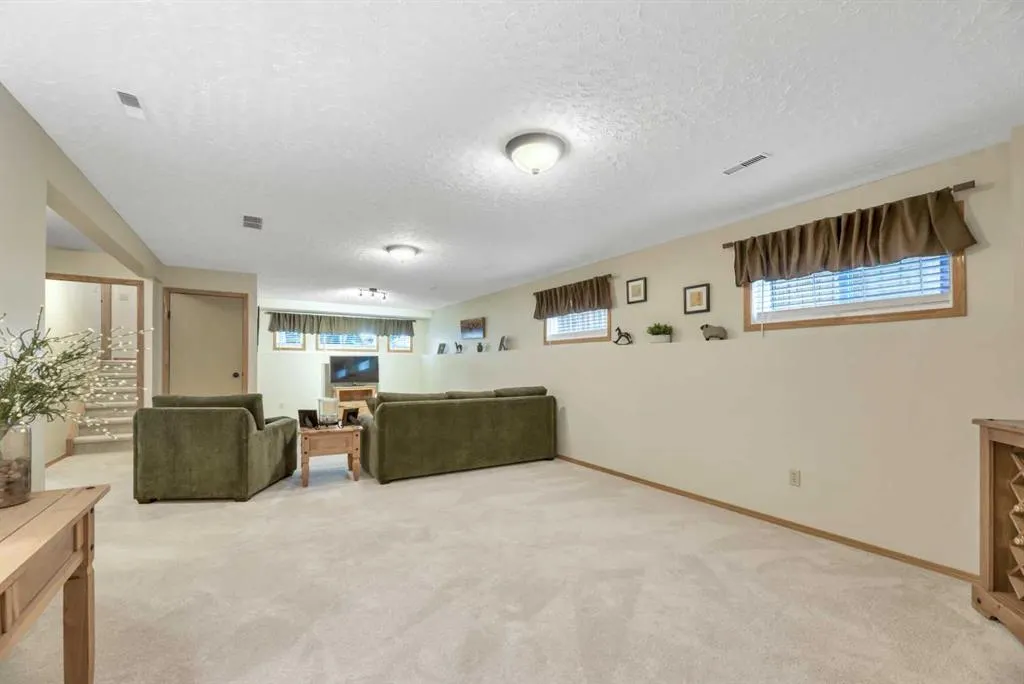 186 Shawinigan Way SW
