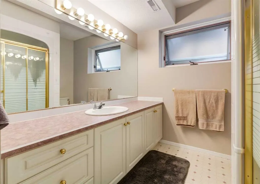 492 Silvergrove Gardens NW