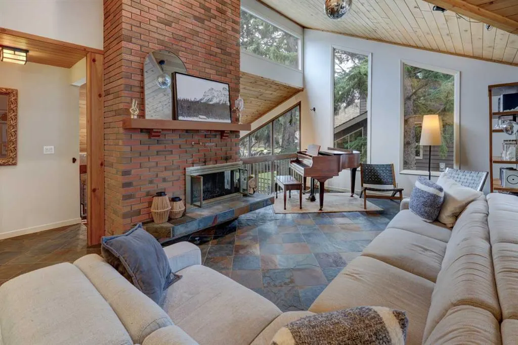 216 Pump Hill Gardens SW