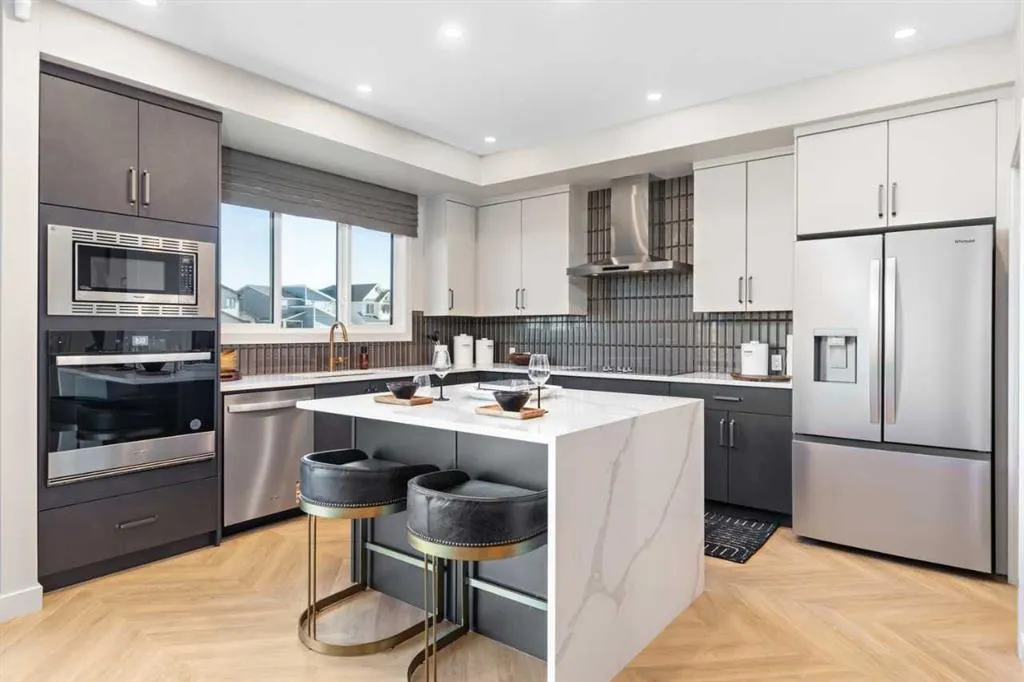 239 Vantage Crescent SW