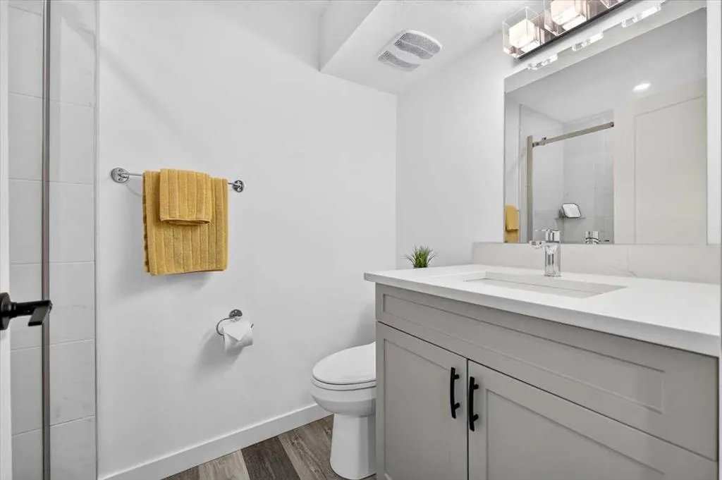 32 Cranbrook Bay SE
