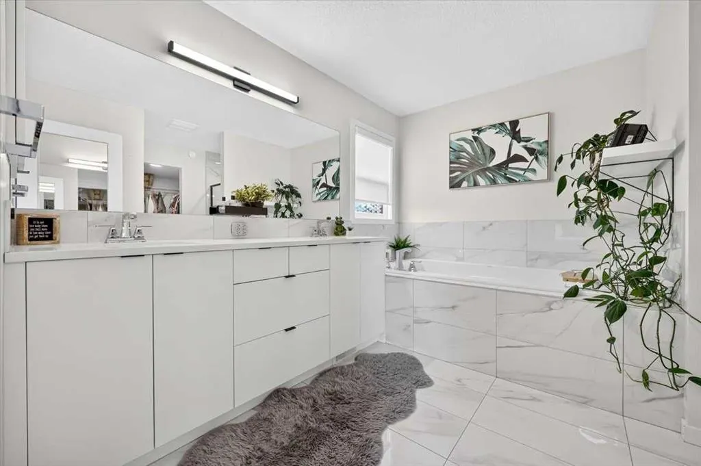 32 Cranbrook Bay SE