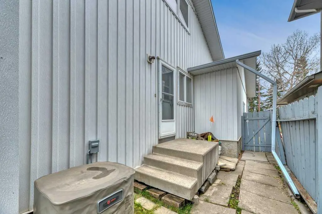 408 Woodside Road SW