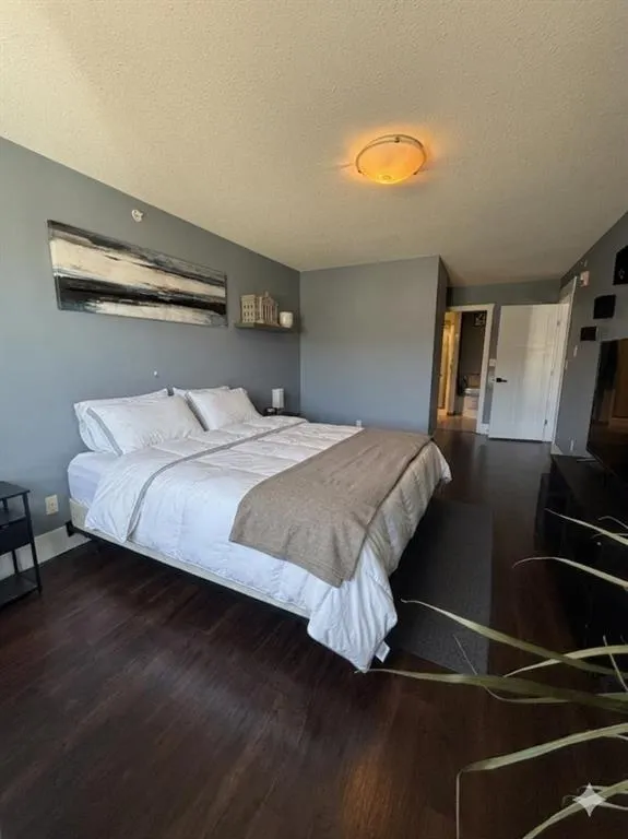 10217 Queen Street #404