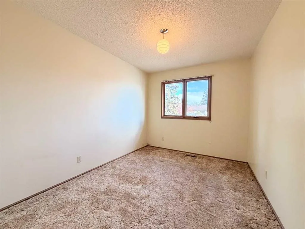 32 Asmundsen Avenue