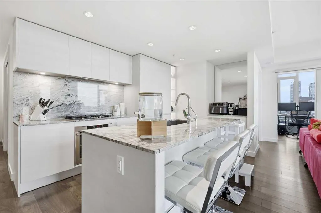 310 12 Avenue SW #907