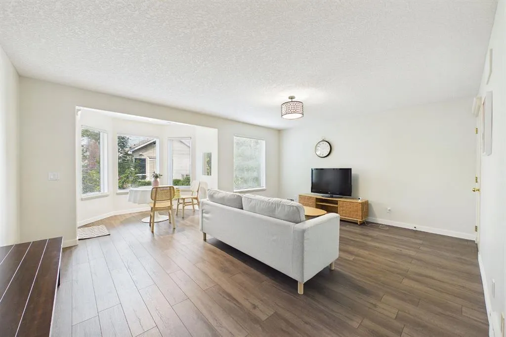 15 Royal Crest Terrace NW