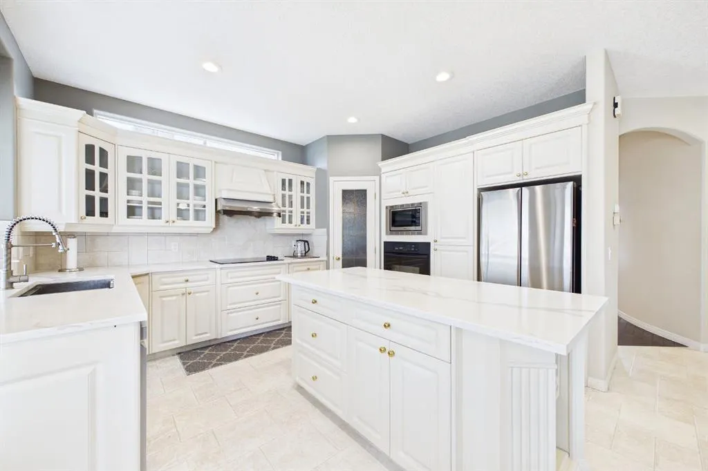 15 Royal Crest Terrace NW