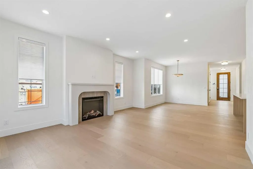 218 Calais Drive SW