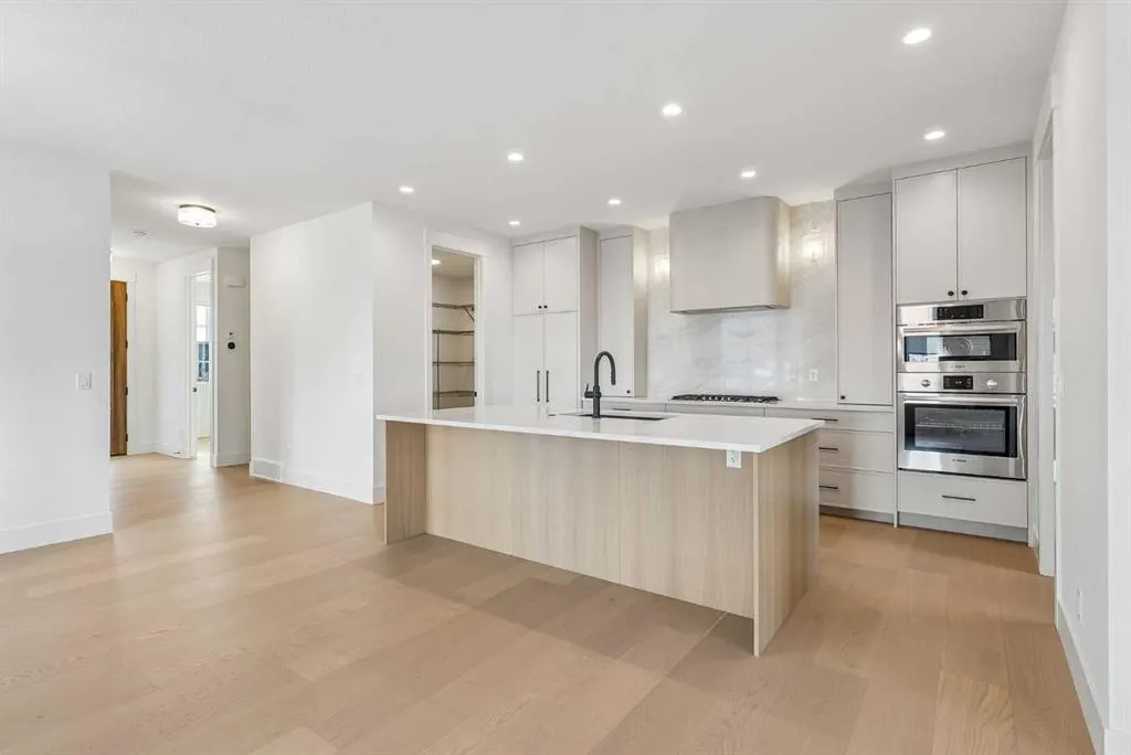 218 Calais Drive SW