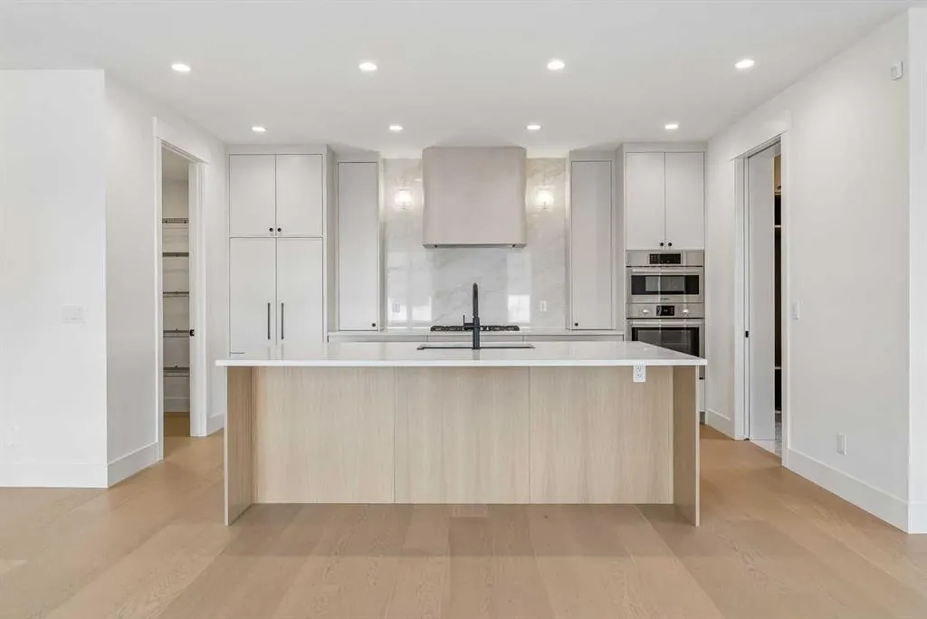 218 Calais Drive SW